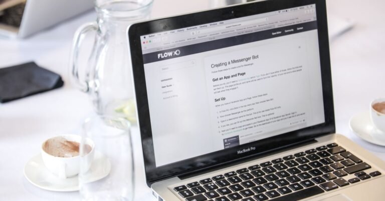 Gelas Minum Di Samping Laptop