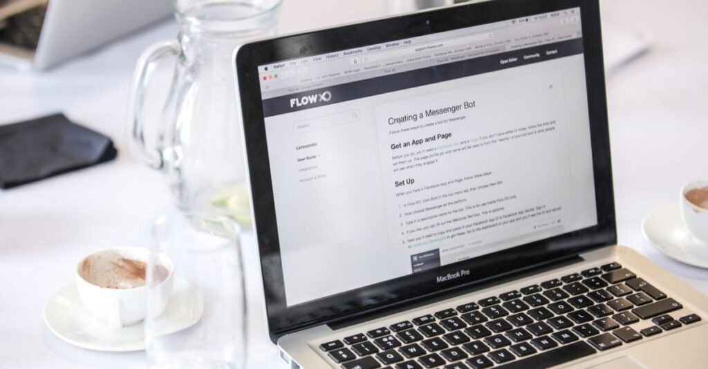 Gelas Minum Di Samping Laptop