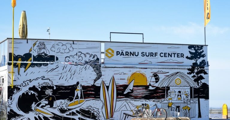 Mural yang semarak di Pärnu Surf Center menggambarkan tema selancar di Estonia.