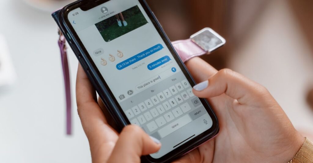 Orang Memegang Iphone 6 Perak Dengan Kotak Hijau